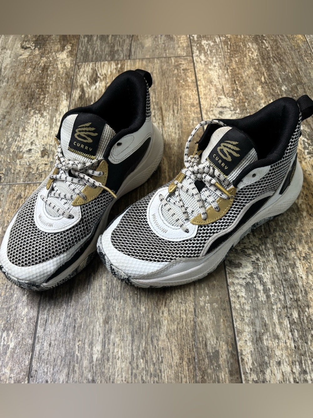 Youth boys basketball shoes size 5.5